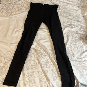 Svart/grå randiga tights  - Ett par sköna svarta tights med mörkgråa ränder på i storlek XS ( 158 i barnstolek)