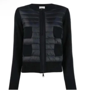 SÖKER MONCLER  - Söker denna moncler i s/xs 💕