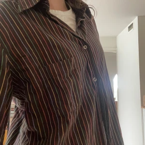 Skjorta  - Randig skjorta med fina färger. Oversized i passform 