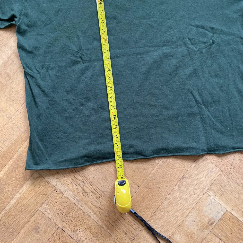 Feet spoof tee i storlek L. Gigantisk så har klippt den för att den ska passa bättre. Boxy fit. Inga fel eller så! Mått: bredd 63cm, längd 72cm. Hojta om du undrar ngt! . T-shirts.