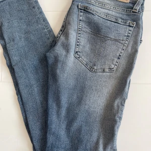 Jeans - Tiger of Sweden - Näst intill omvända jenas från Tiger of Sweden.  🩵 Modell - Jannie/ Style Slender 🩵 Storlek - W25 / L32 🩵 Använda fåtalet gånger