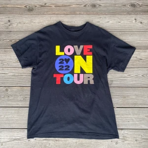 love on tour Tshirt  - Ny anons