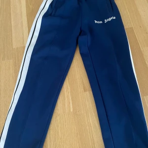 Palm angels byxor  - Skick: 9,5 / 10 nästan aldrig använda och ingen fläck  Medföljer: bara byxorna  Äkta? 1      :       1  Storlek: s  Betalning: endast Swish 