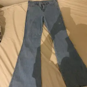 Säljer nu mina blå DR Denim jeans då de inte kommer till användning längre, dom är sparsamt använda och har inga defekter.  Köpte dessa för ca 600 och mitt pris blir 300 