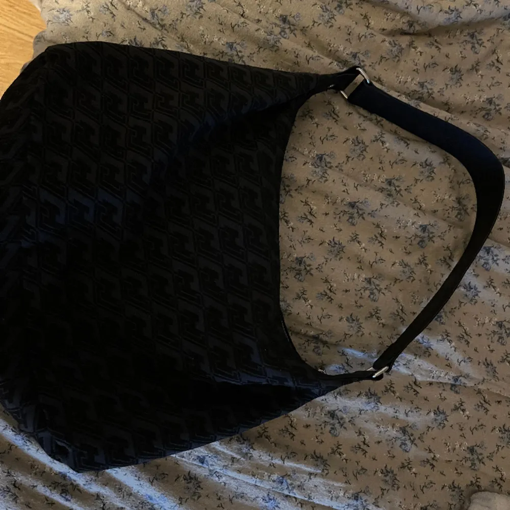 Säljer den här stora handväskan med kedje-liknande mönster från H&M då den inte kommer till andvändning längre. Kom privat för fler bilder eller för att diskutera pris! Köparen står för frakten 💕. Väskor.