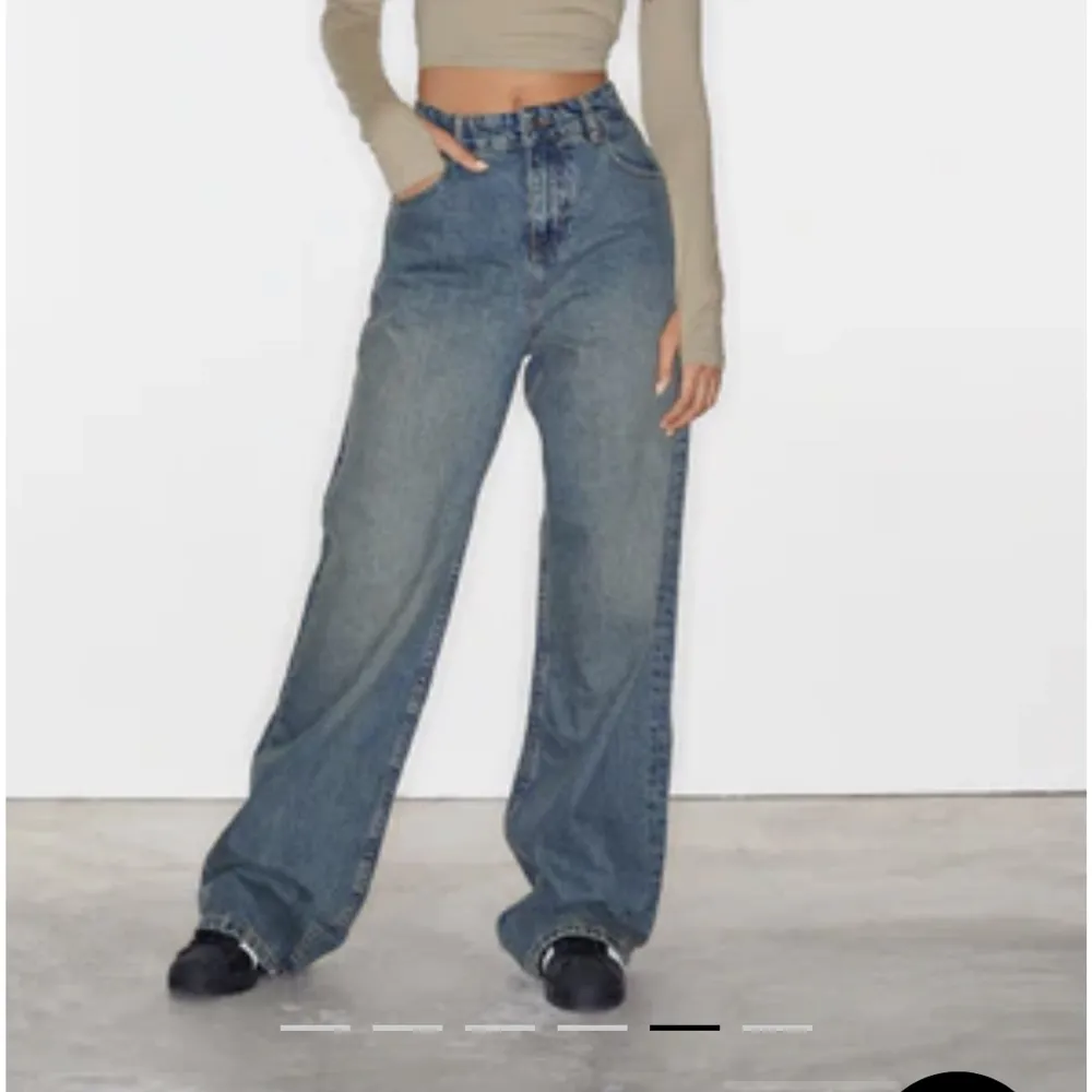 Säljer ett par helt oanvända jeans då jag rensar garderoben🤍orginal priset är 750kr och mitt pris är 250kr. Jeans & Byxor.