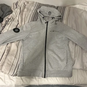Sail racing kofta - Har haft den här koftan i 2 år och vill få bort den Den är 8/10 i skick