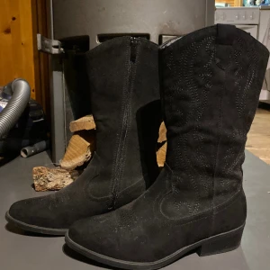 Mocka cowboy boots  - Fina mocka boots i storlek 36/37.  Ny pris 500kr, mitt pris 250kr Använda en gång men är som i ny skick. Perfekta till en klänning , när man ska på maskerad eller varför inte jeans å kavaj ?☺️
