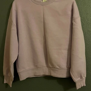 Lila sweatshirt - Basic sweatshirt från gina tricot. Lila, bilderna ger inte rättvis färg! se bild 3 för färgen. Köpare står för frakt 