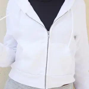 Sjukt snygg vit zip-up hoodie som passar till allt. Använd ett fåtal gånger och är som ny. Storlek s. 