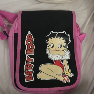 Betty boop Väska -  Helt ok skick finns lite fläckar på den men de kan enkelt försvinna om man tvättar väskan 