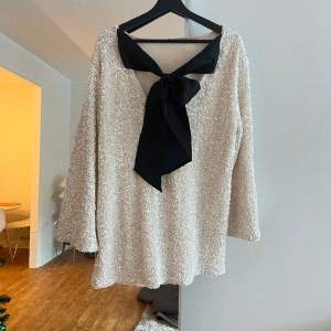 Säljer denna fina glitter klänning från hm i storlek M💗 i super fint skick 
