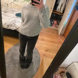 Gråa jeans  - Fett fina och sköna gråa jeans från monki, men inte använda något pågrund av att de är för långa och smala vid magen😩Köpta för 650 men använda ca 2 gånger bara😻