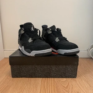 Jordan 4 Black Canvas - Säljer dessa Jordan 4 Black Canvas. Endast använda en gång då de var för små för mig. Inga defekter och i näst intill nyskick. OBS! Fick dessa av en vän, vet ej om de är äkta! (Dm för mer info)