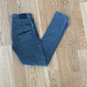 Nudie jeans  - Säljer nu ett par snygga och trendiga nudie jeans i storlek 31,32 då det tyvär är för små för mig. Är i snygg grå färg. Nypris 1600. Är använda men fortfarande ganska bra skick 