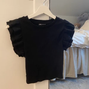Volang tröja - Svart volang tröja från Zara i jättefint skick❣️storlek S men passar även mindre