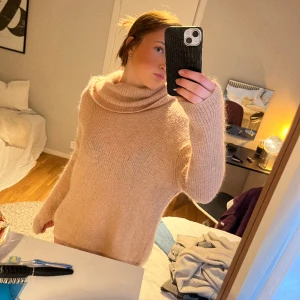COS Stickad tröja  - Jätte mysigt stickad. Använd fåtal ggr. Lång i armarna🩷nypris 800kr
