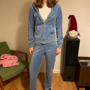 Juicy couture set - vintage juicy set i den gamla modellen, lågmidjade med fickor där bak , säljer hela setet för 1000kr