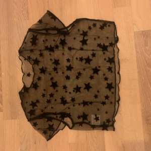 T-shirt  - Genomskinligt T-shirt men stjärnor på