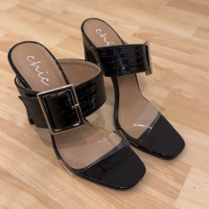 Svarta klackskor - Svarta helt nya och oanvända klackskor från chic!