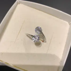 Ring med två diamanter i silver. Använd och skavd på insidan av ring. syns inte när man bär den såklart. 