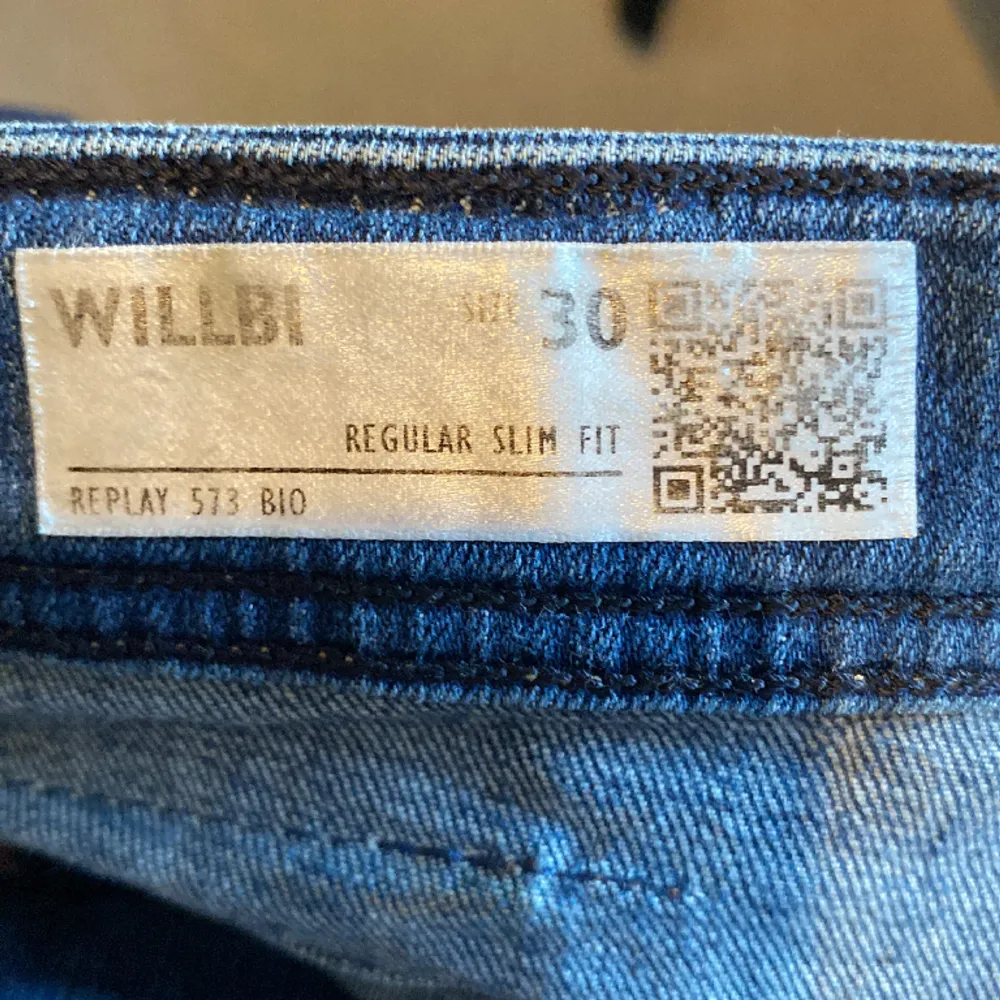 Replay jeans| skick 8/10 inga defekter| nypris 1500 mitt pris 549| strl 30/30| killen bilden är 180 cm lång| Hör av dig vid frågor eller funderingar🙌. Jeans & Byxor.