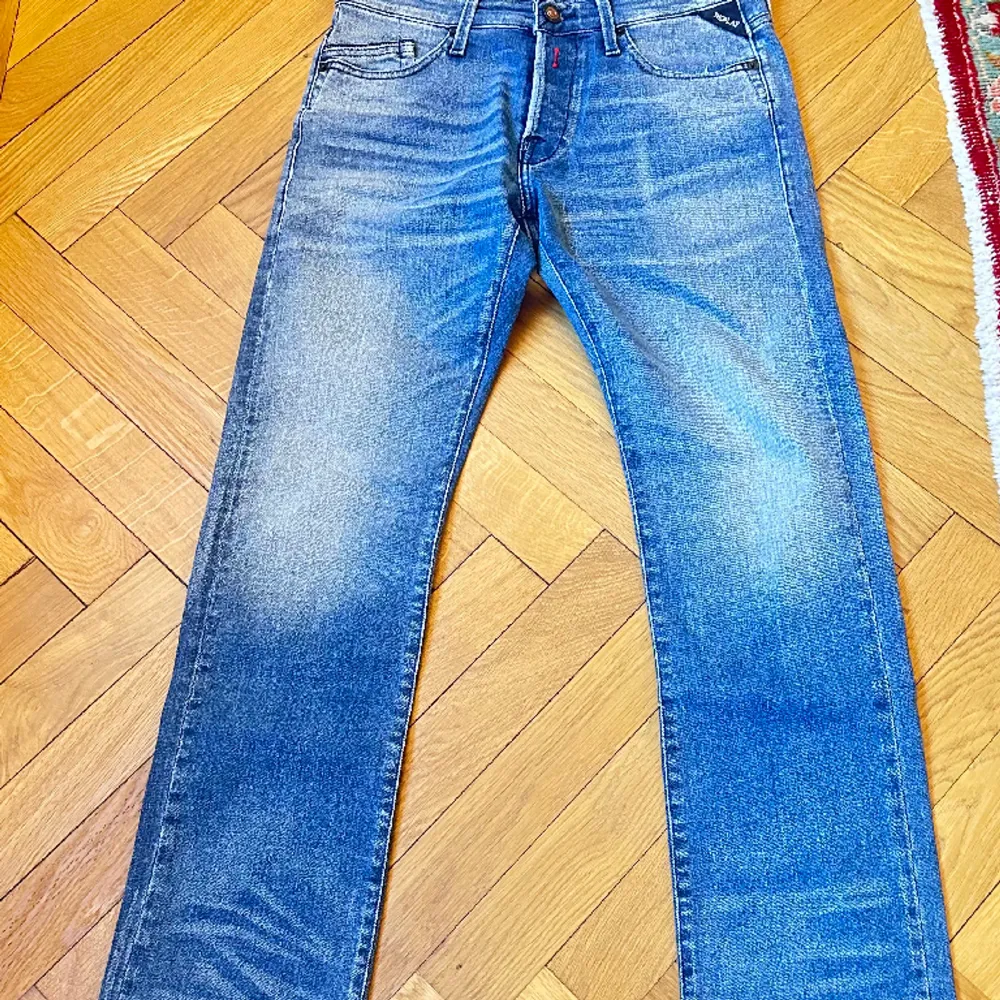 REPLAY jeans regular fit Waitom color 009 medium blue storlek 29 längd 30 Aldrig använda. helt nya NYPRIS 1799 Kr finns kvitto.   EJ PRUTBART det är ett bra pris.. Jeans & Byxor.