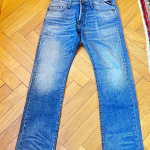 REPLAY jeans regular fit Waitom color 009 medium blue storlek 29 längd 30 Aldrig använda helt nya NYPRIS 1799 Kr finns kvitto