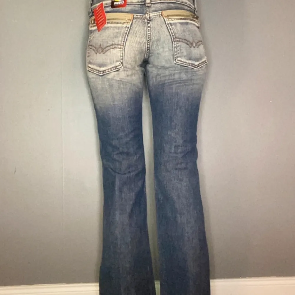 Säljer dessa lågmidjade jeans som är oanvända. Prislapp och taggar sitter kvar, kom privat om ni har frågor kring mått eller bilder osv💕. Jeans & Byxor.