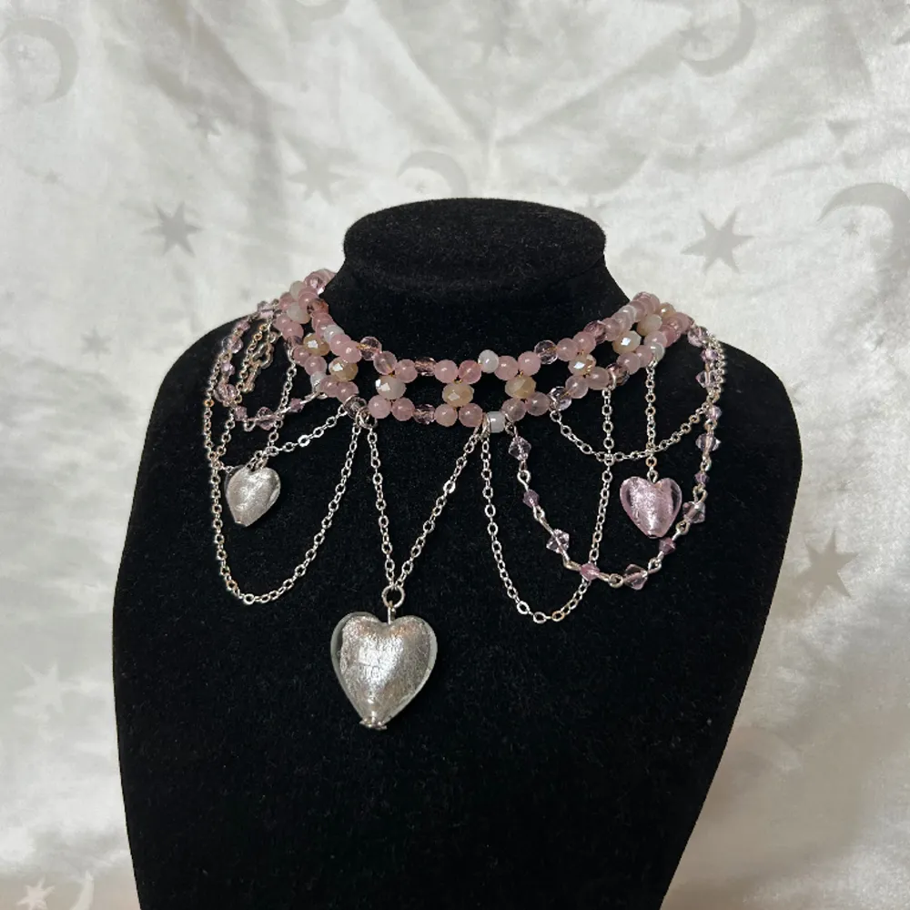 Ett rosa halsband med silvriga detaljer 💕 Halsbandet har en förlängningskedja:) Vid fler frågor: direktmeddela mig! . Accessoarer.