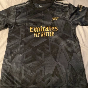 Arsenal tröja - Fick den som present och den är aldrig använd. Säljer den på grund av att jag har en redan.