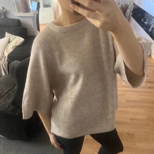 Stickad kortärmad  - Stickad kortärmad, ny med prislapp 