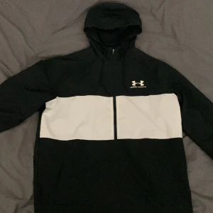 UNDER ARMOUR - Hej, jag har en vindjacka som jag har använt 2-3 gånger och vill sälja den fort. Skriv vid intresse 