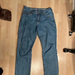 Bikbok jeans  - Säljer dessa populära jeansen för dem blivit för stora för mig. Använda mycket men i bra skick. Tyvärr lite för långa så dem har gått sönder lite längst ner vid benet då dem släpat i marken 