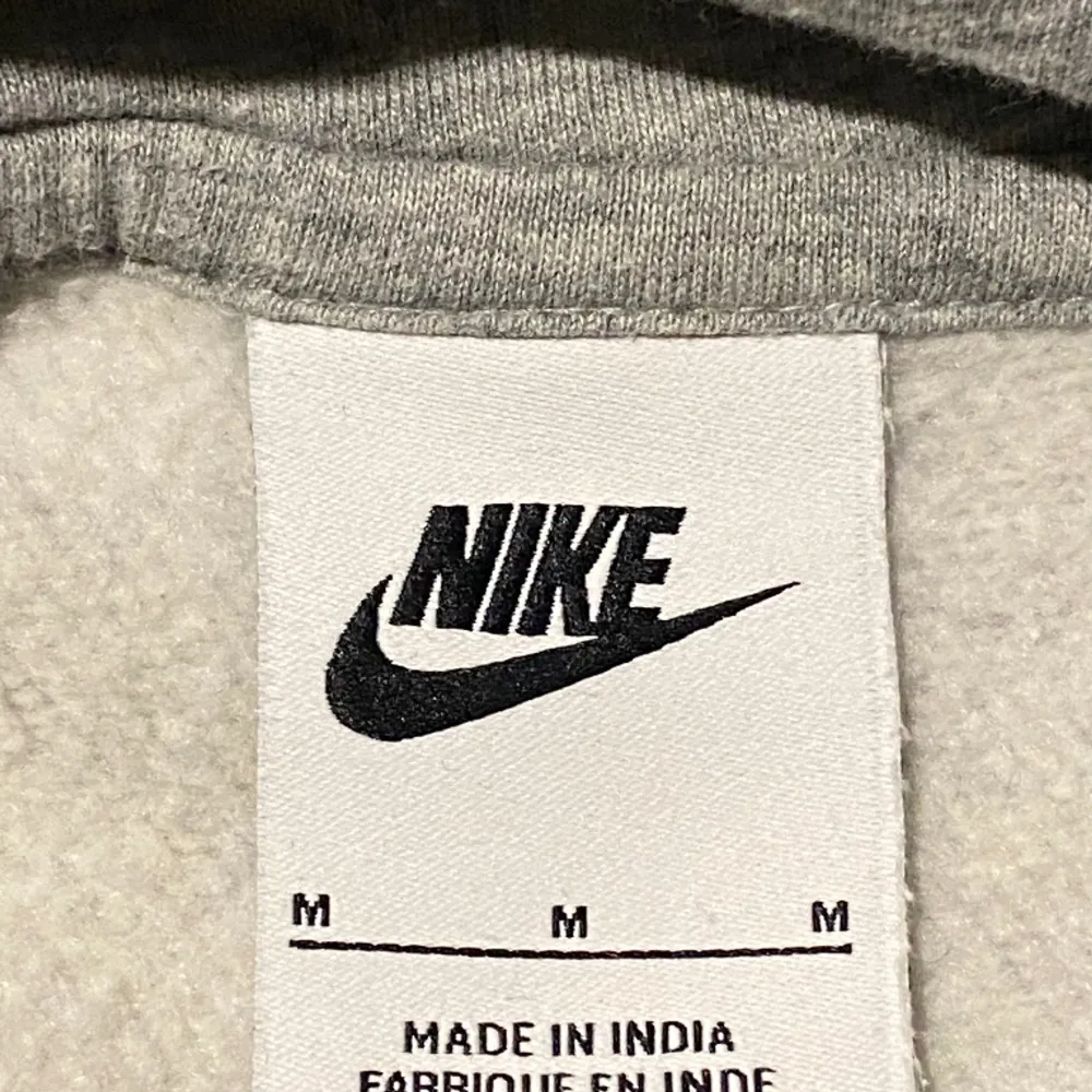 Nike hoodie i topp skick, sälja pga fel storlek . Hoodies.
