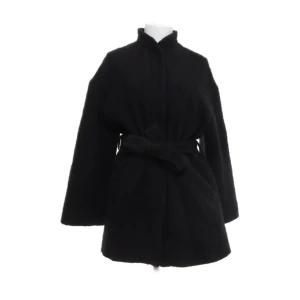 Kappa från other stories - SÅÅÅ fin kappa från other stories i nyskick!!😍😍kappn är gjord på ull och användbar då man kan ta bort bältet på kappan också!! Köpt på plick men knappt använd!!skriv för mer bilder!!