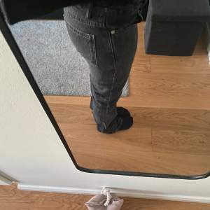 Svarta low waist jeans från Lager157!!💕