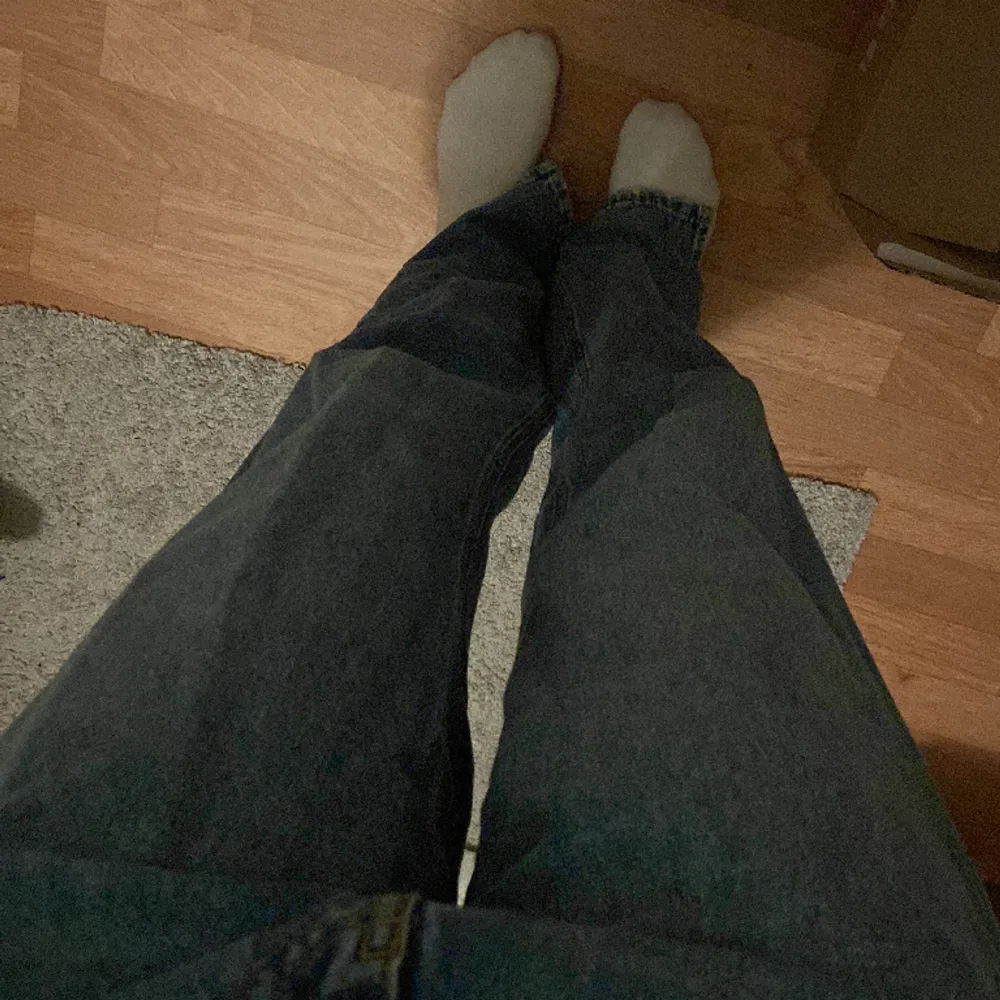Blåa jeans med slits. Jeans & Byxor.