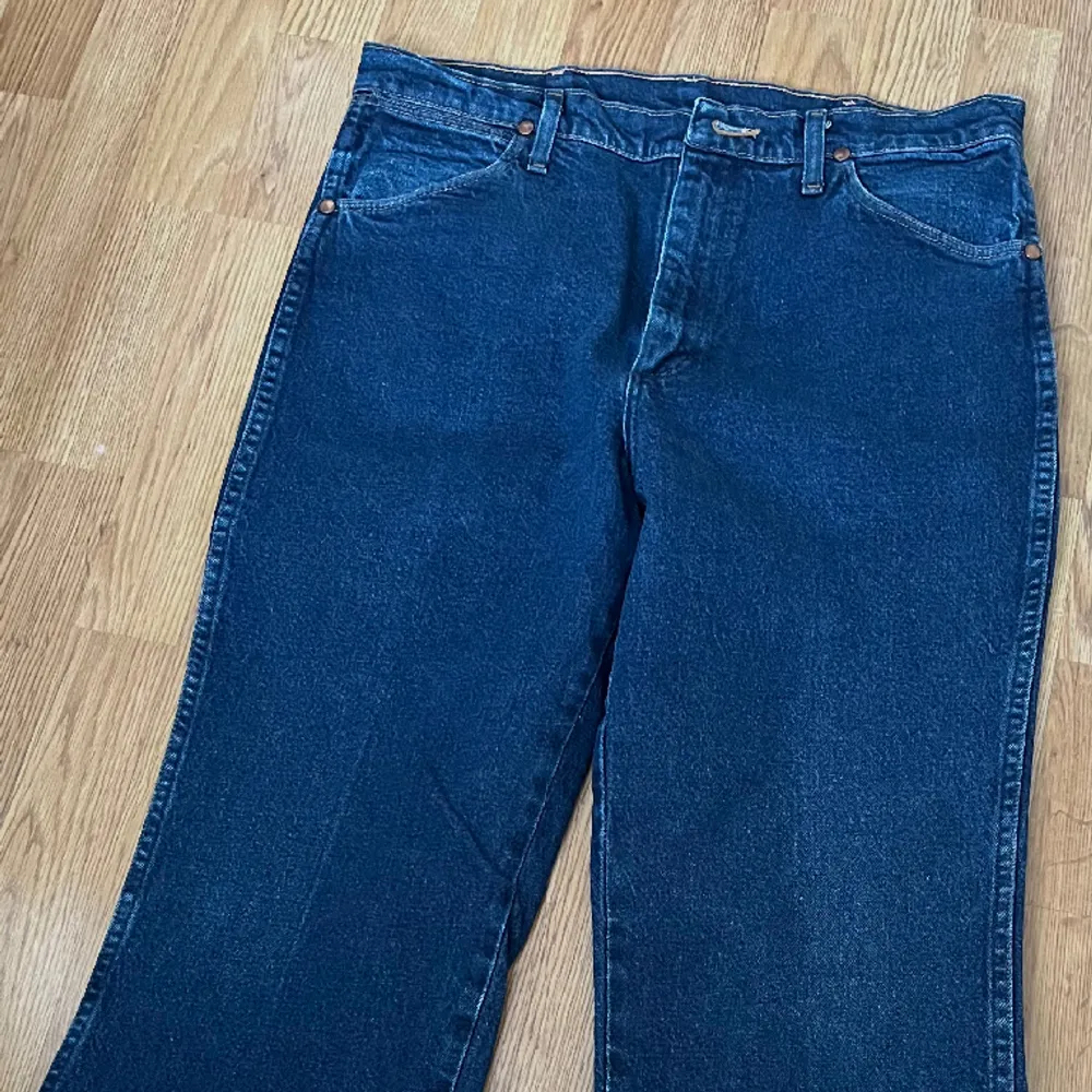 Snygga Wrangler jeans i str 34x34 som jag köpt på Beyond retro. Har i vanliga fall xs och haft dem oversized med bälte. :). Jeans & Byxor.