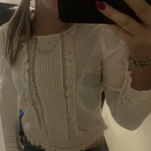 Blus från zara  - Säljer denna vita blus i från zara i bra skick