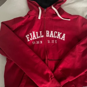 Röd kofta! - Säljer min röda kofta, storlek S men sitter som M, oanvänd💥💥