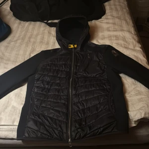 Balenciaga + parajumpers  - Köp hoodien för 3600kr och få med para jumpers jackan gratis  Kommer självklart tvätta balenciaga hoodien 