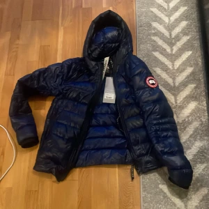 Canada Goose - Säljer min Canada goose jacka, den är äkta såklart, har haft den i 3 månader bara. Fick som present så kvitto kommer inte med.