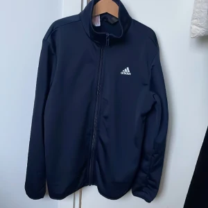 Mörk blå sport fleece - Har använts få gånger  Bra rörelse 