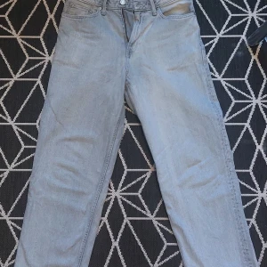 Jeans - Säljer dessa loose fit jeans från HM. Är sparsamt använda och i toppenskick. Kommer ej till användning. 😄