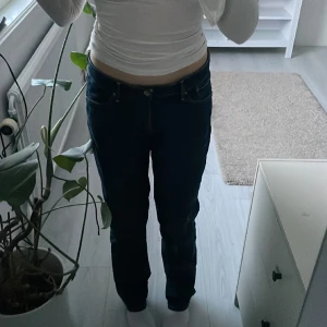 Jeans med tryck - Ett par mörkblåa jeans med tryck från Levis , har gjort händerna själv. Säljer då dom börjar bli för små och är inte i min stil längre.