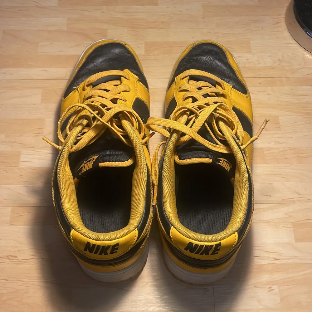 Hej, jag säljer ett par Nike dunk i färgen Goldenrod. Skorna har en del slitage men är fortfarande i fint skick. Hör av er vid frågor eller funderingar.. Skor.