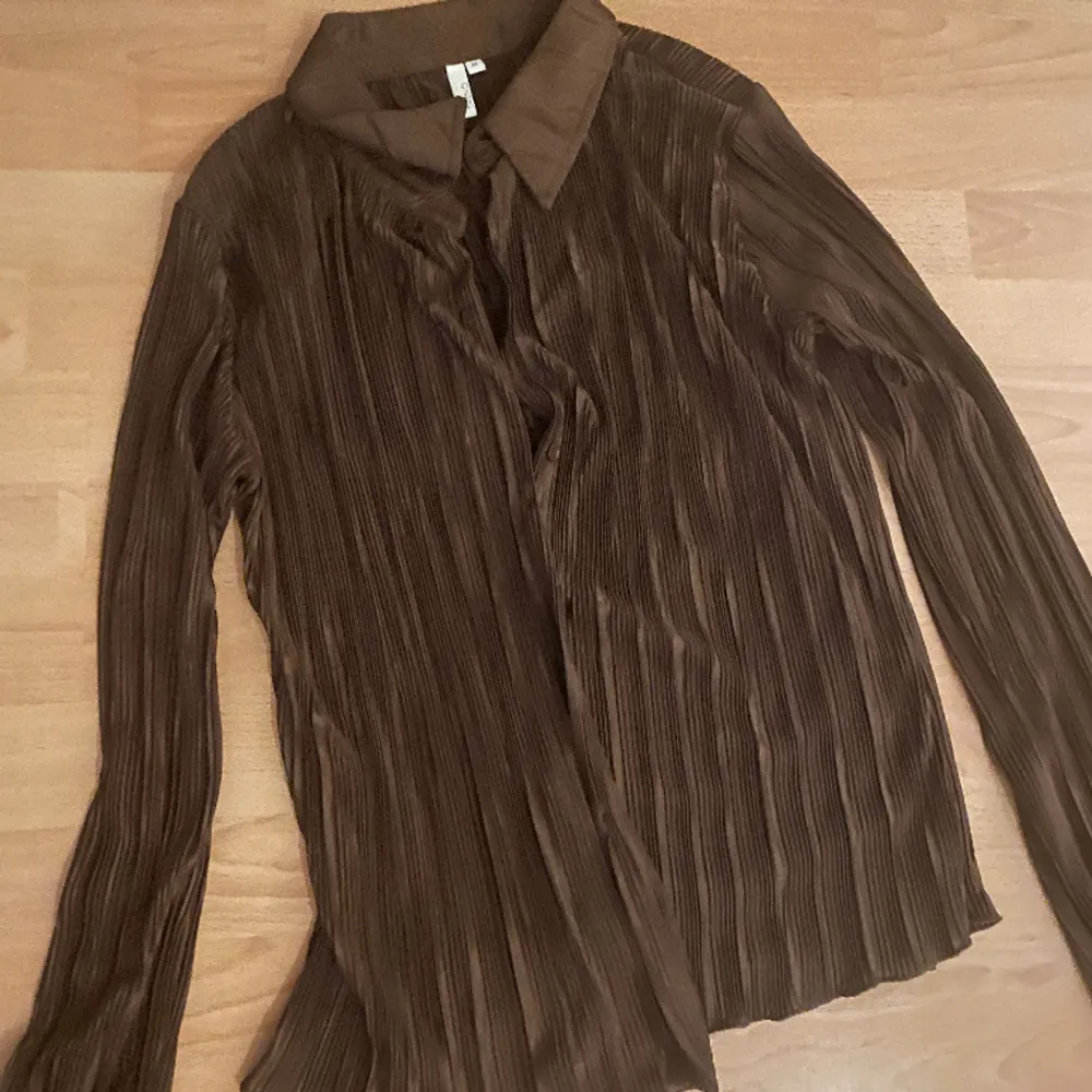 snygg brun plisserad skjorta / blus 🌟från nelly. Skjortor.
