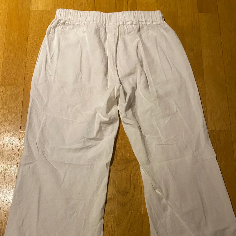 Linne byxor i väldigt bra skick aldrig använda för dom är för små, original pris var 150kr. Jeans & Byxor.