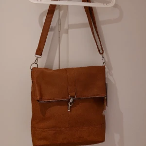 About you handväska jasmin - I konjak, konstgjort läder, avtagbar rem, dragkedja 